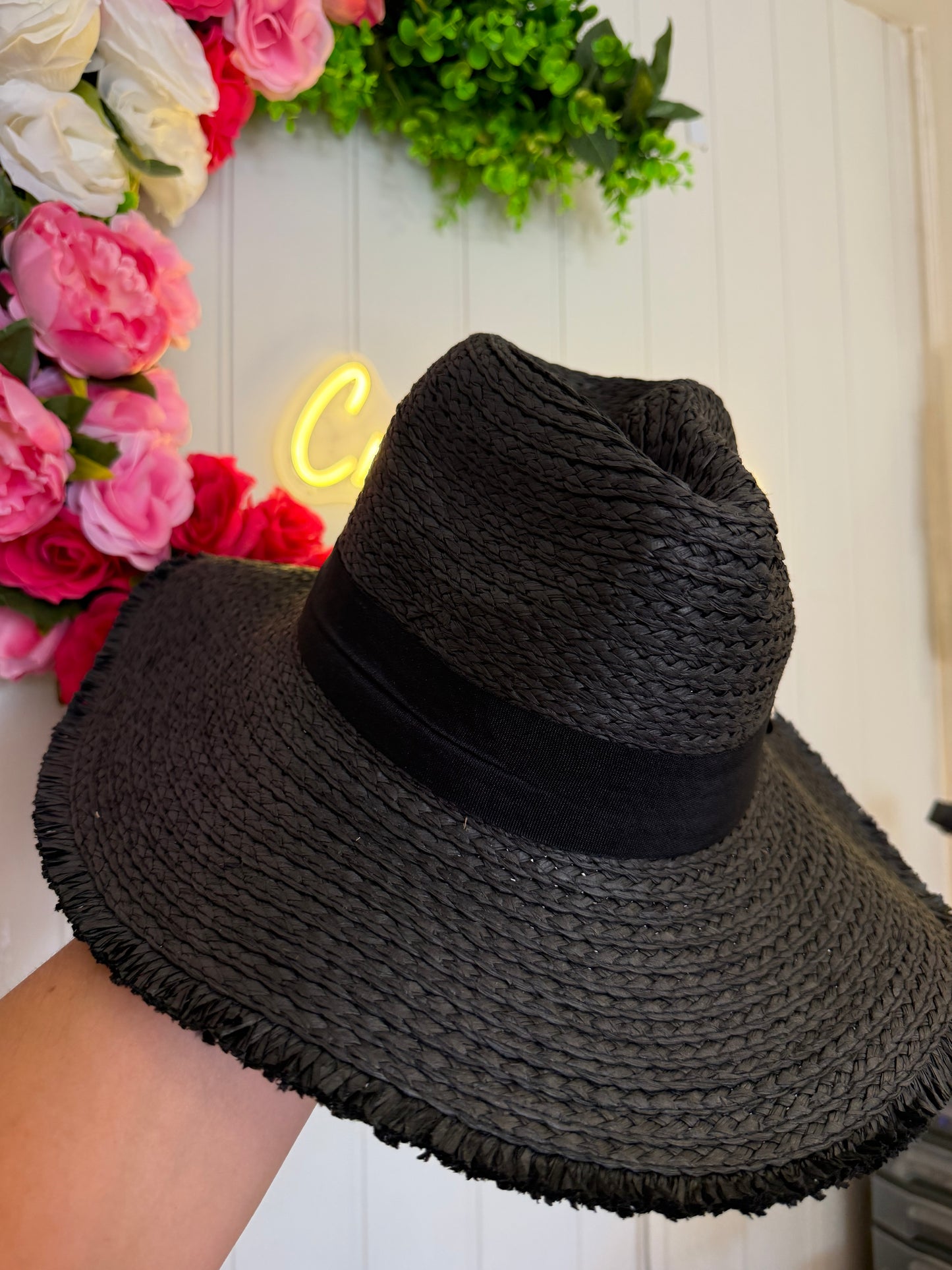 Chapeau orné de cauris (3 couleurs)