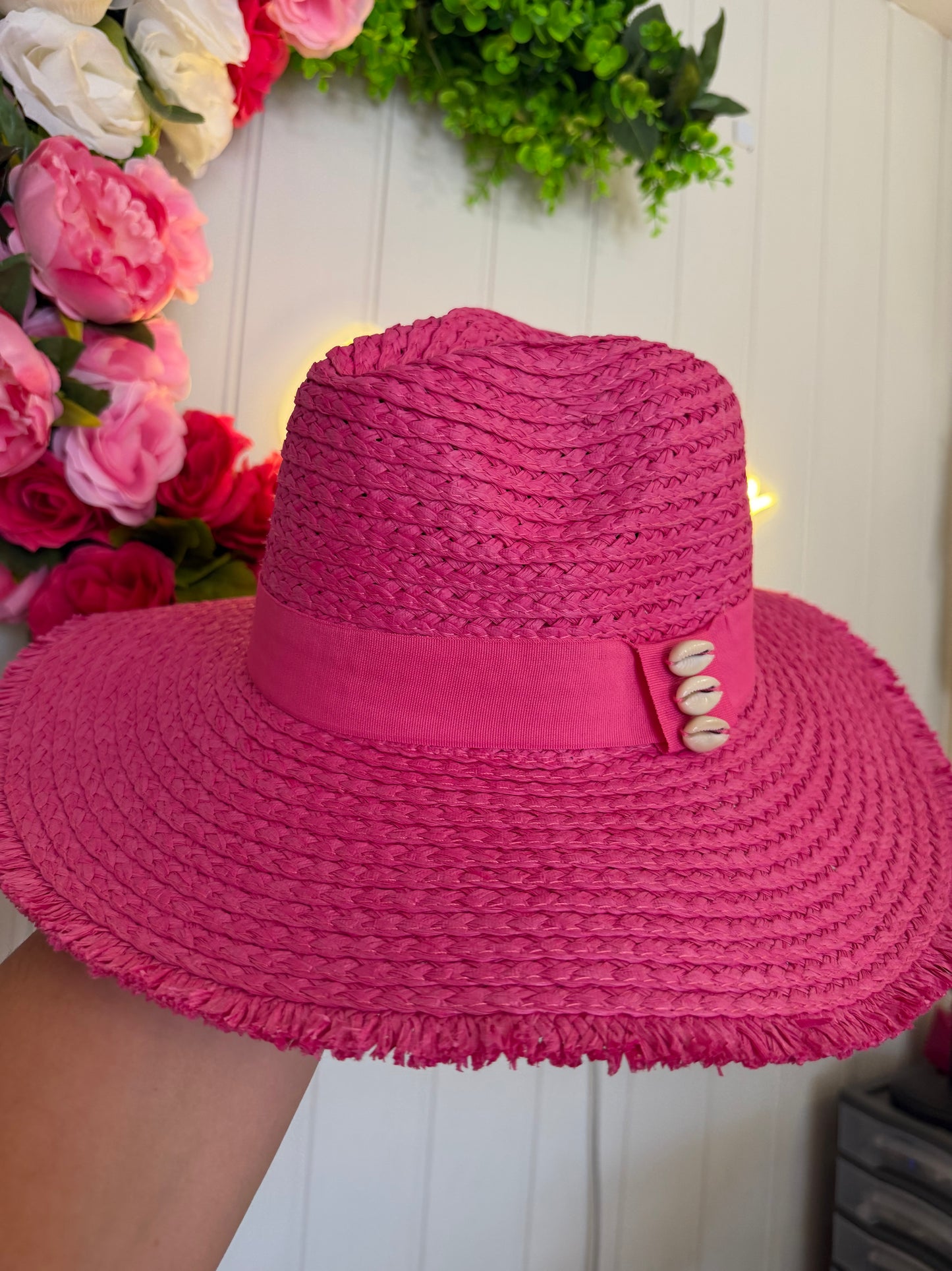 Chapeau orné de cauris (3 couleurs)