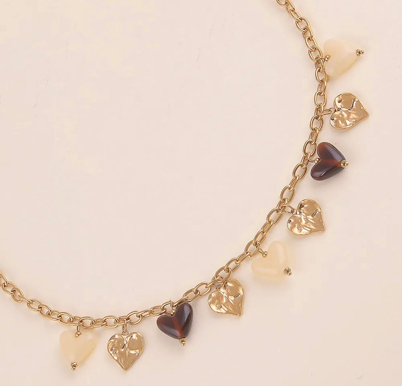 Collier breloques coeurs en résine