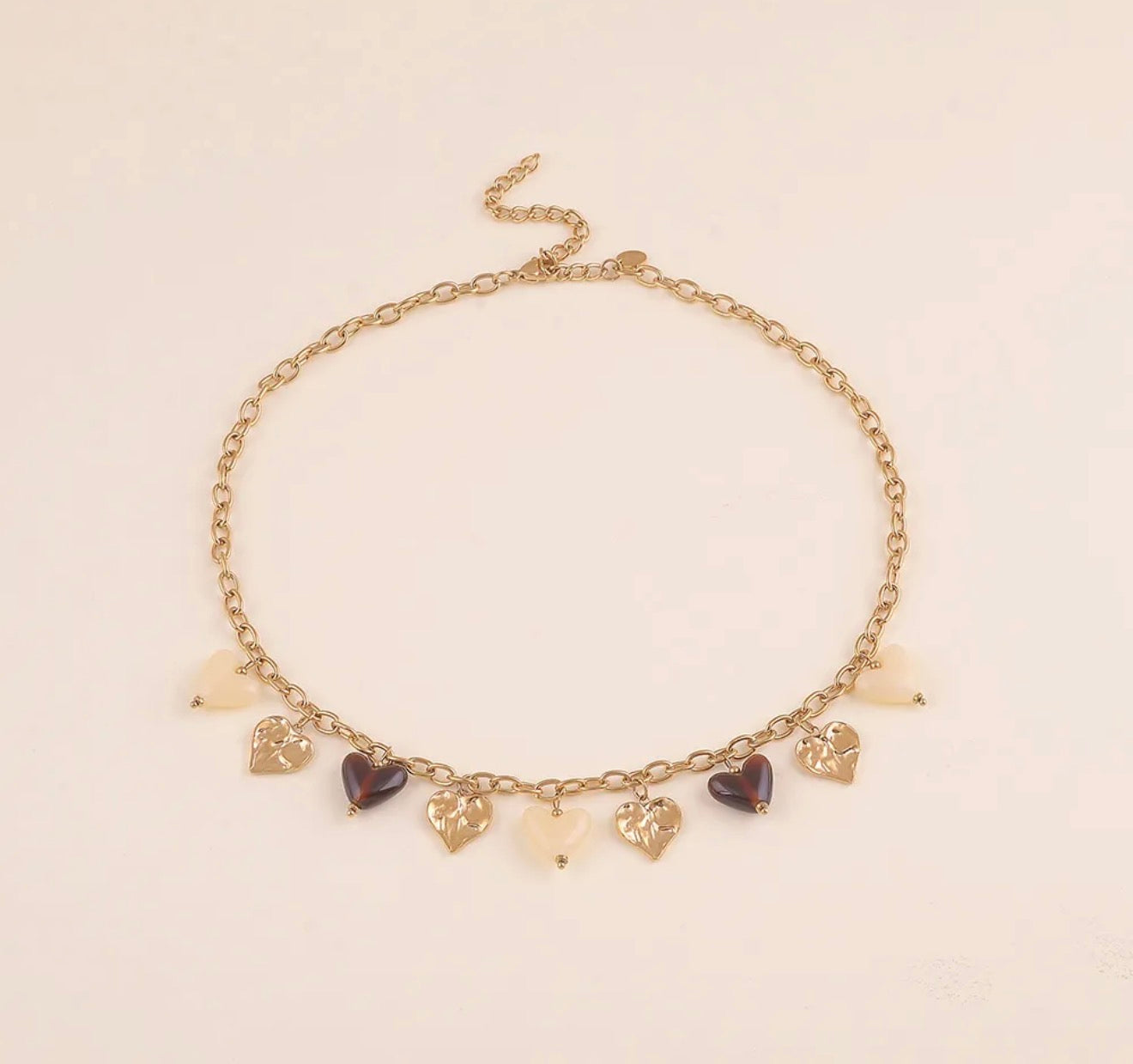 Collier breloques coeurs en résine