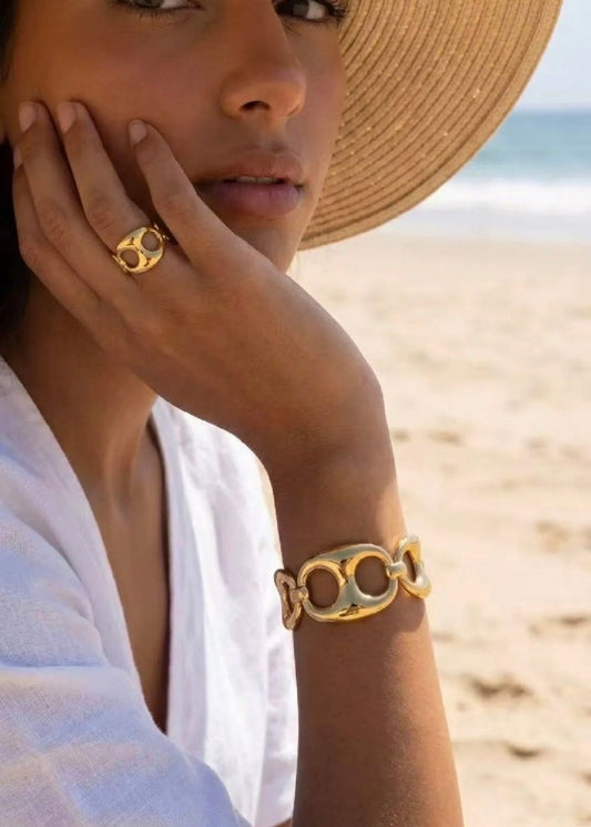 Bague dorée motif ovale entrelacé - C MON DRESSING