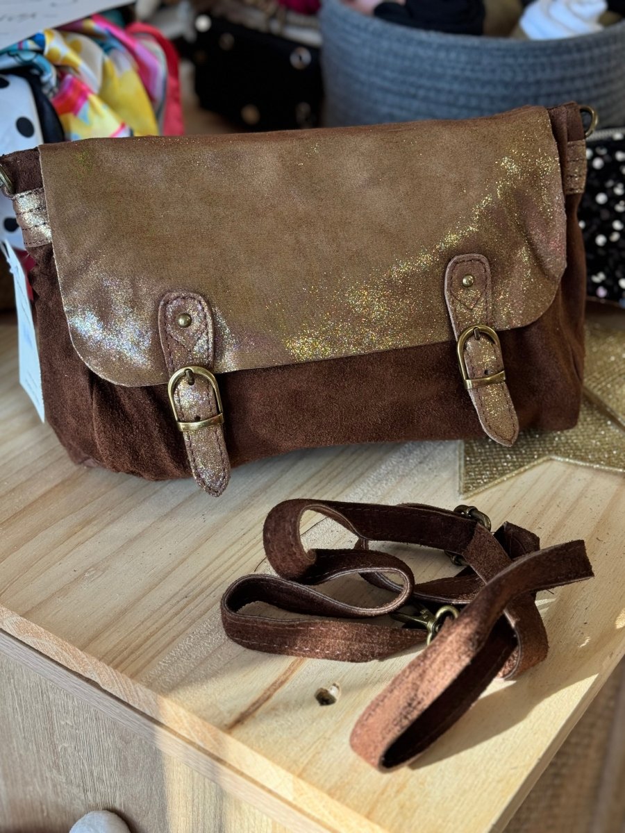 Besace à rabat en croûte de cuir véritable – Coloris chocolat – L28 x H22 x P8 cm - C MON DRESSING