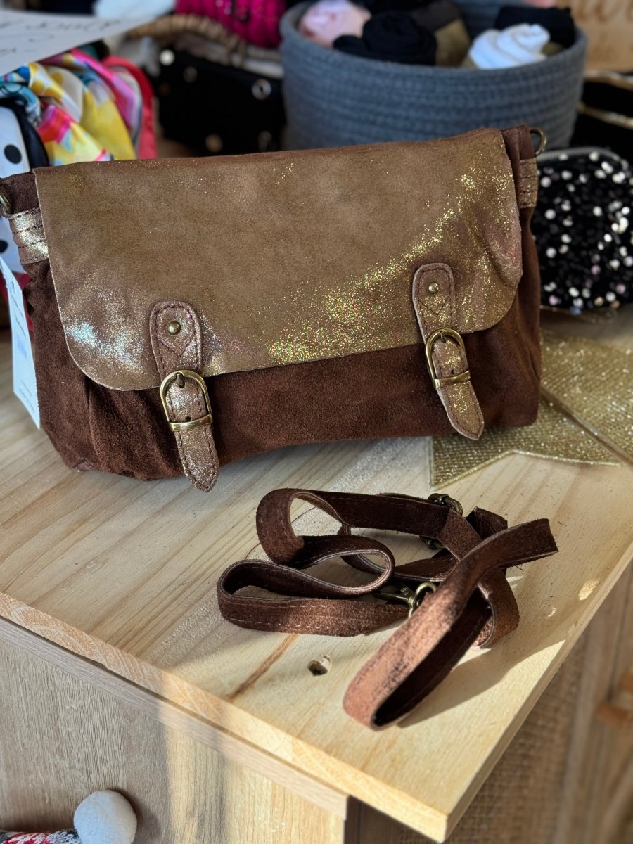 Besace à rabat en croûte de cuir véritable – Coloris chocolat – L28 x H22 x P8 cm - C MON DRESSING