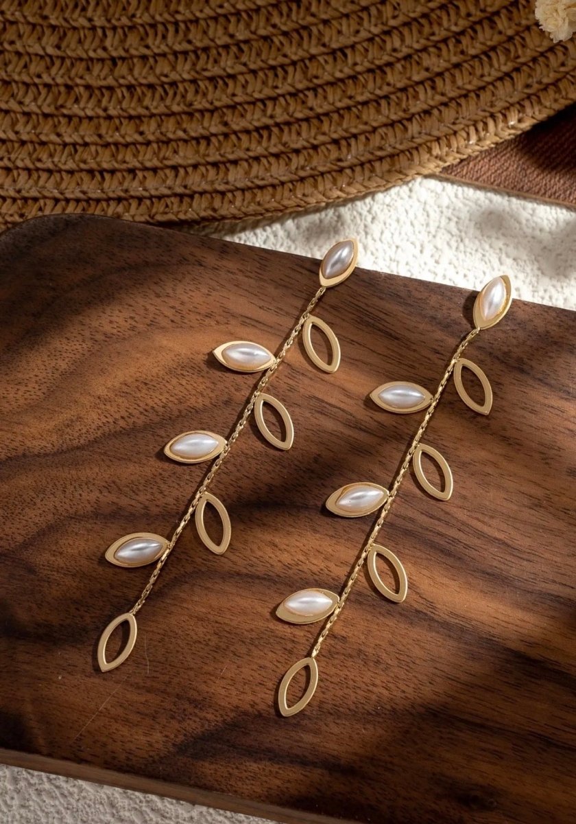 Boucles d’oreilles pendantes dorées feuilles nacrées - C MON DRESSING