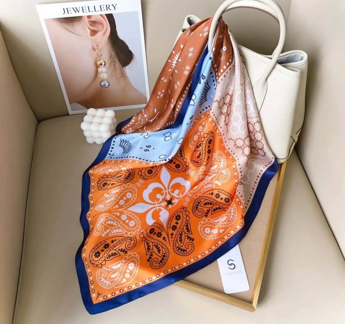 Carré en Satin 70x70 cm bleu et orange - C MON DRESSING