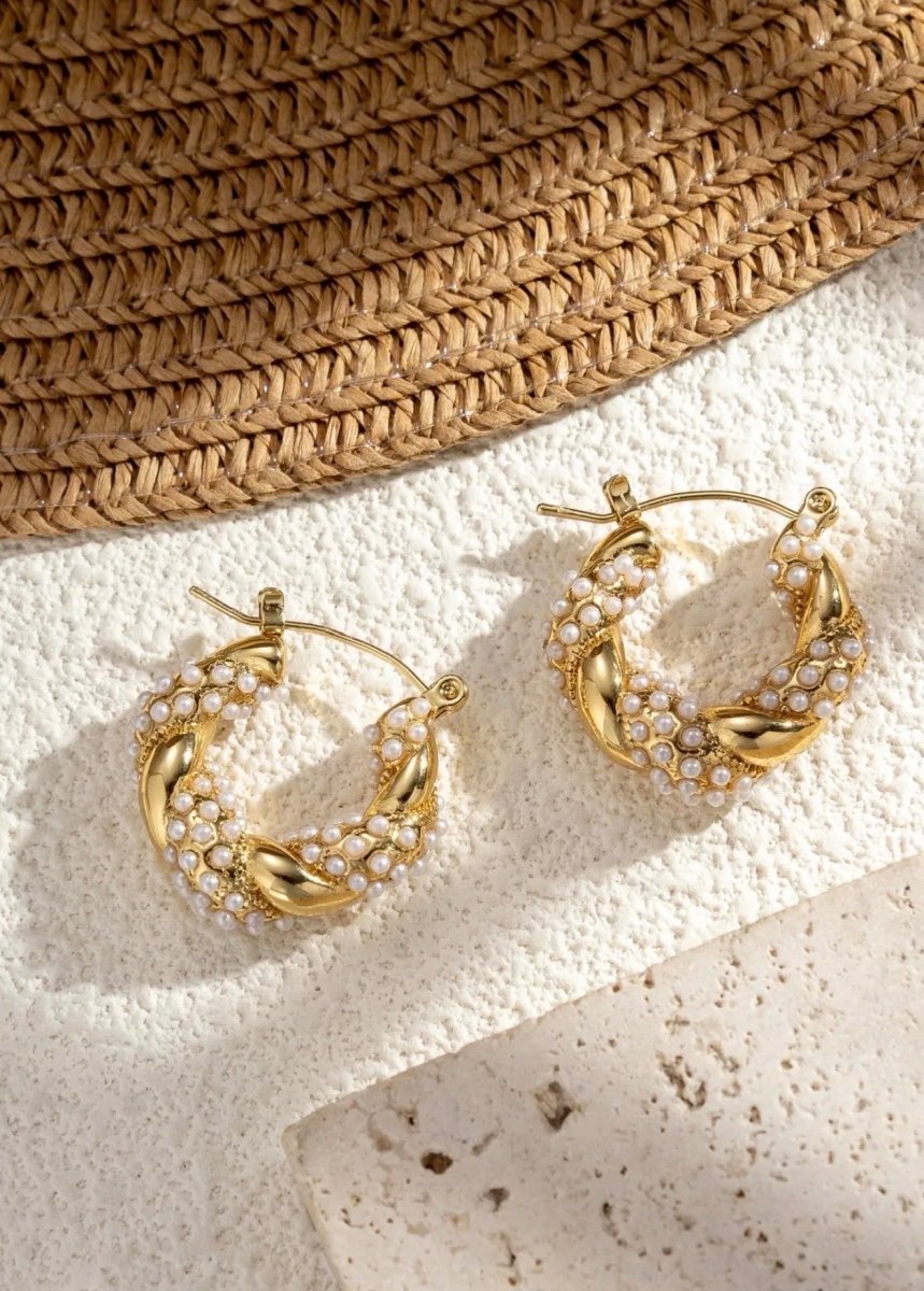 Créoles dorées tressées perles blanches - C MON DRESSING